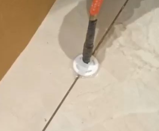 红花岗瓷砖空鼓维修公司专业解答瓷砖在铺贴过程中，如果没有涂抹均匀到位的粘结材料（如水泥砂浆或瓷砖胶），可能会导致以下问题