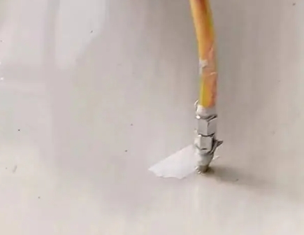 红花岗瓷砖空鼓维修公司专业解答在瓷砖铺贴过程中，如果使用的砂料过粗（如全部使用了粗砂），可能会导致以下问题