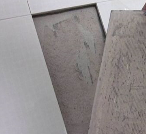 红花岗瓷砖空鼓维修公司分享瓷砖铺贴时如果打浆（即涂抹在瓷砖背面和基层上的砂浆或瓷砖胶）过少，会带来以下问题